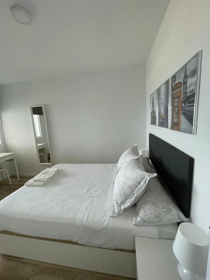 Paseo Maritimo Puerto Fuengirola Bailarina Beach Apartment Spain